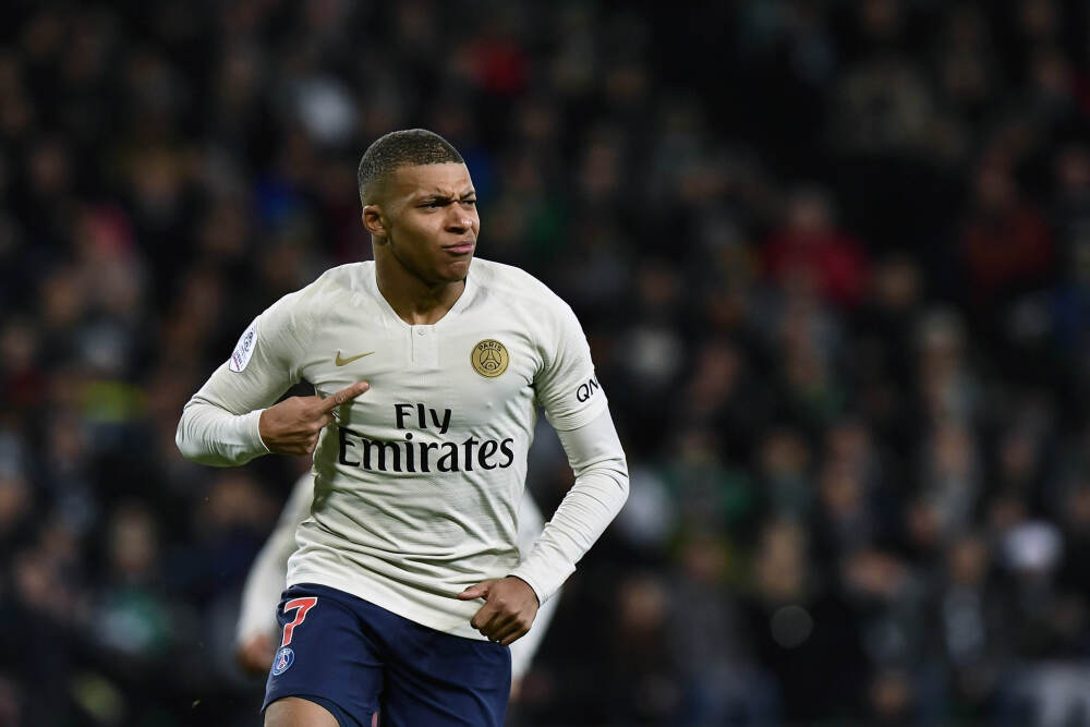 瓦科这小子有两把刷子，满勤踢完整个赛季没有一张红黄牌，王大雷都有好几张牌，他竟然一张都没有，这表现确实让人刮目相看